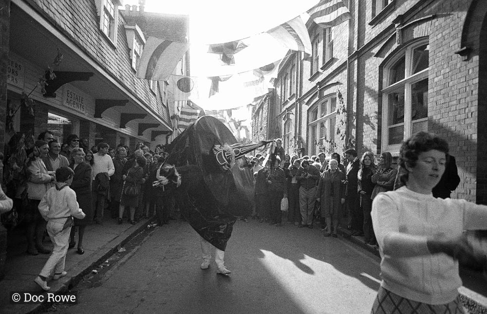 Old Oss and Female Teaser, crowds behind the oss