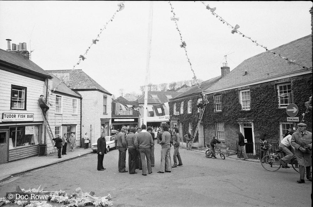 Maypole going up