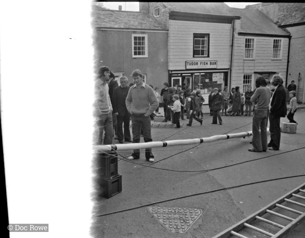 Putting up the maypole 1