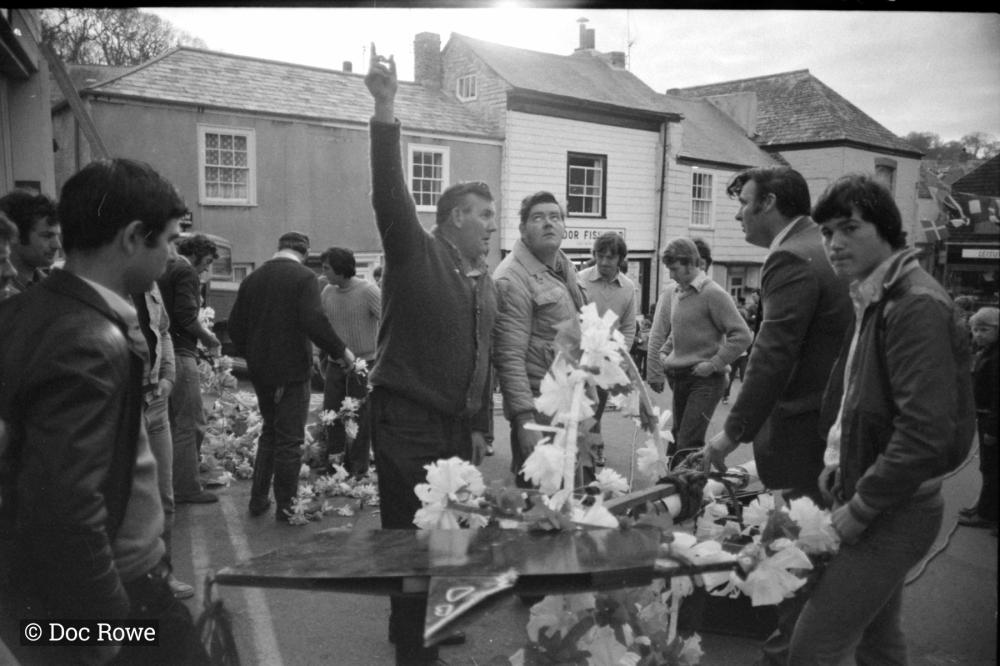 Putting up the maypole 4