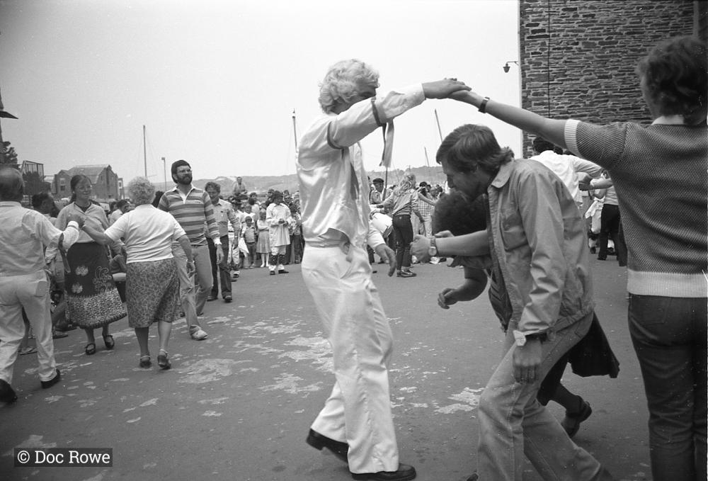 People dancing