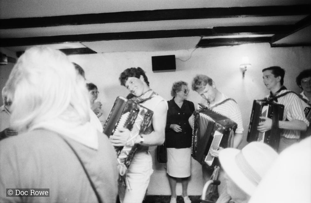 accordion players in pub