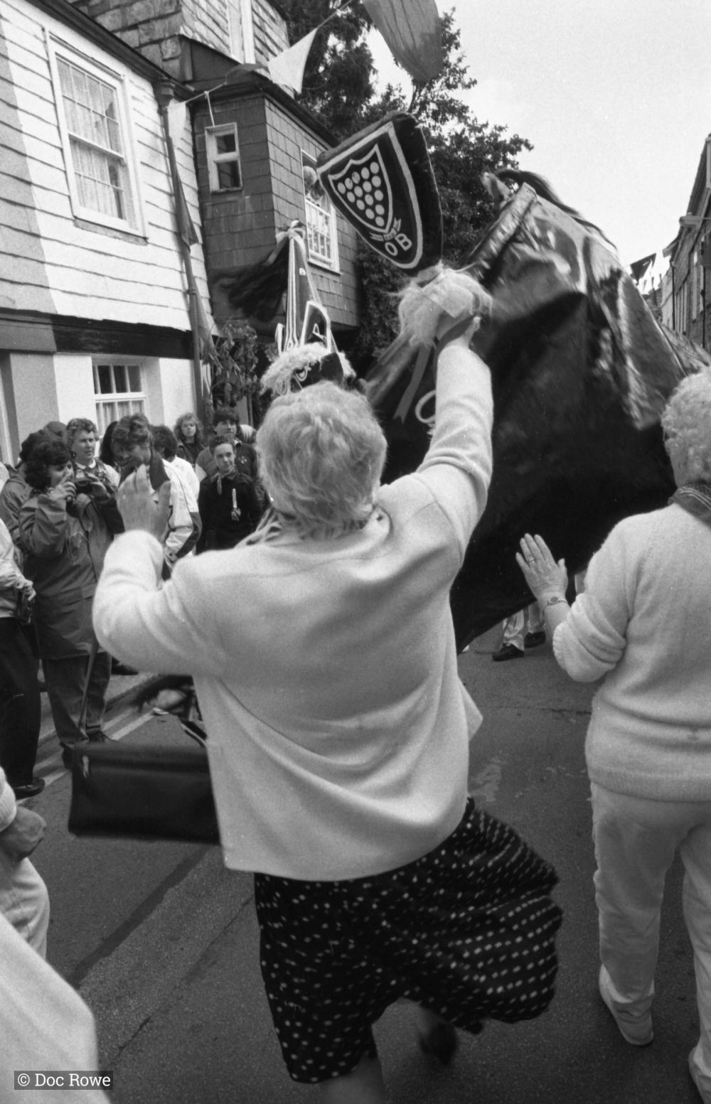 woman teasing old oss