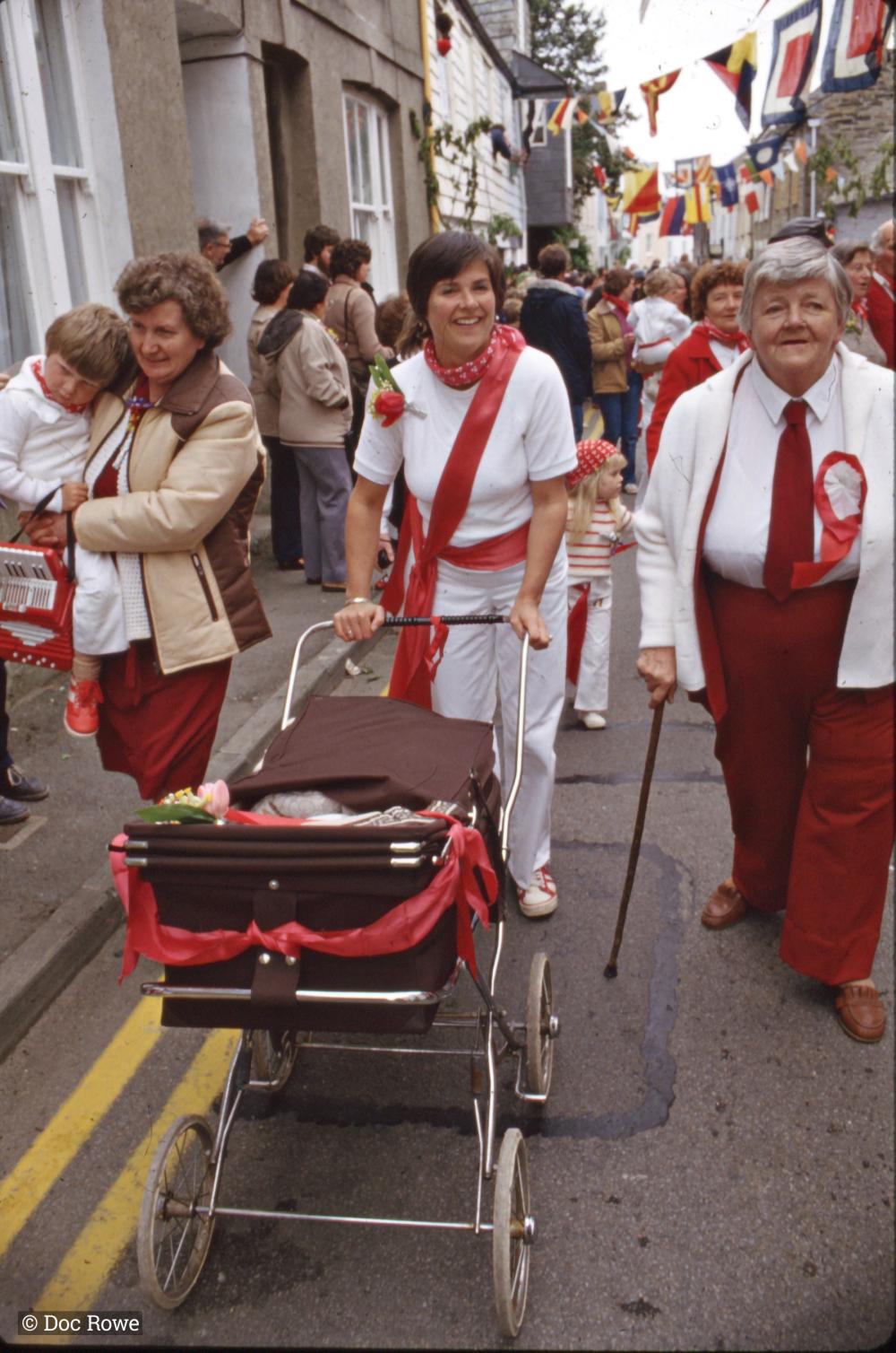 Old Oss members walking