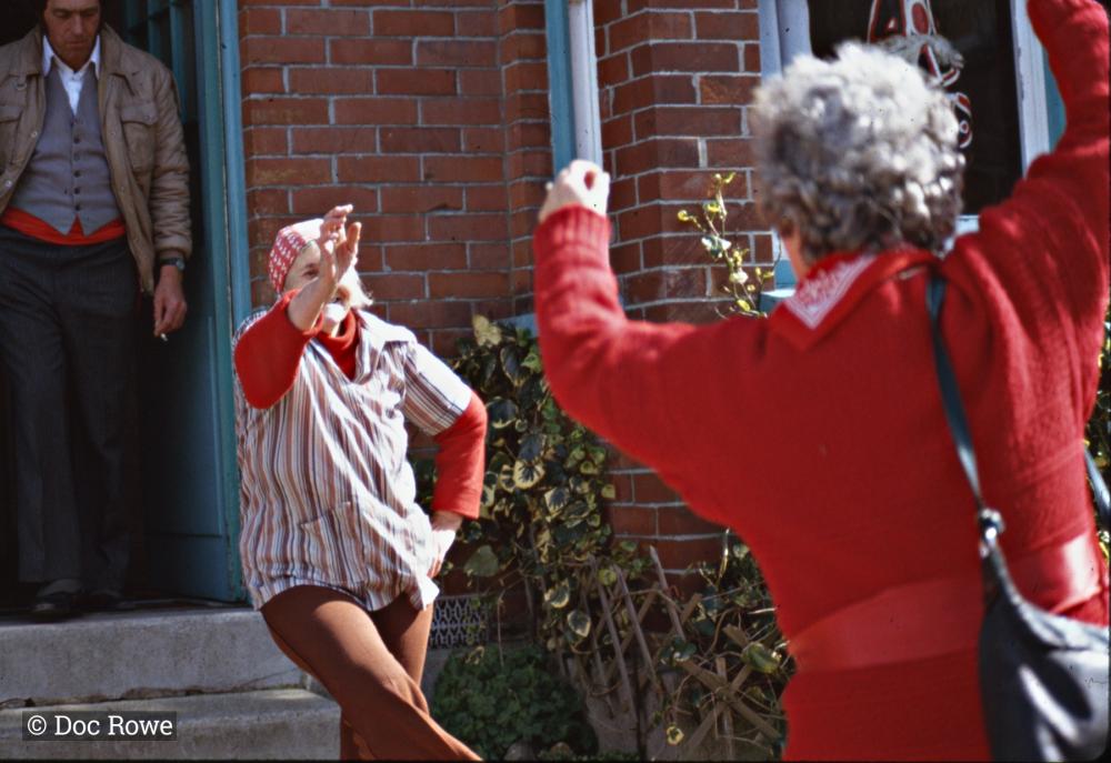 Women from Old Oss dancing