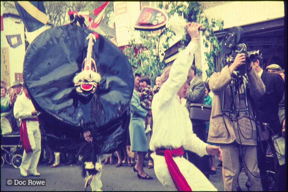 Old Oss dancing with teaser, man with film camera