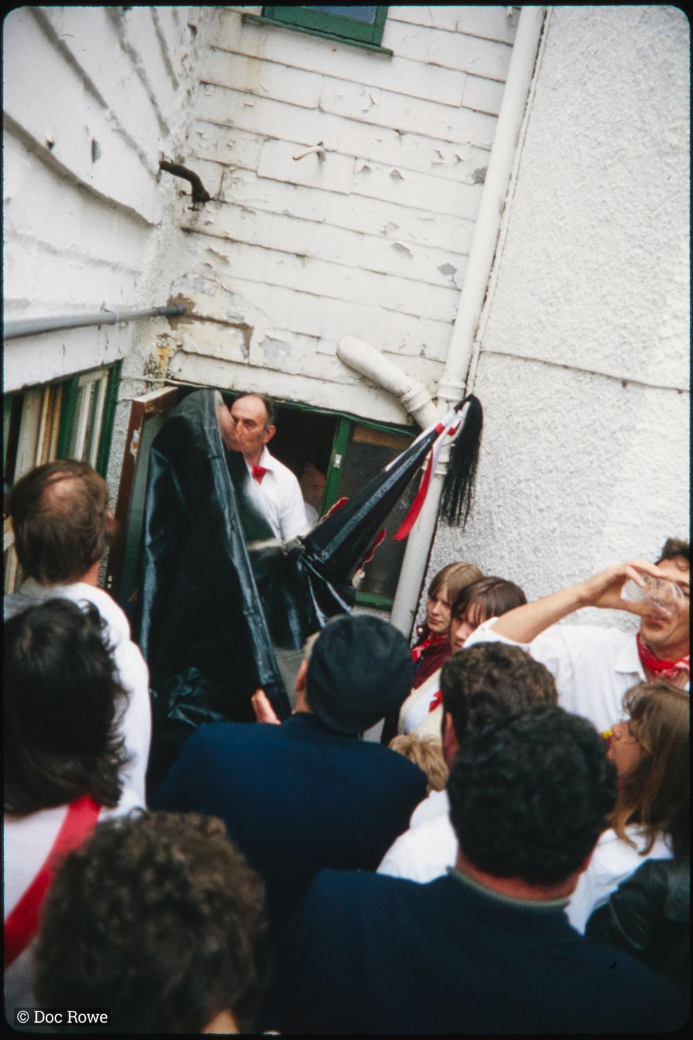 Old Oss and crowd in small alleyway