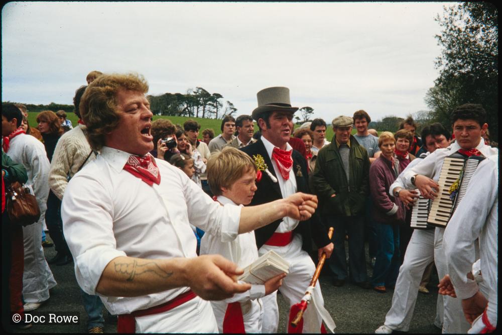Old Oss Master of Ceremonies, band and dancers singing