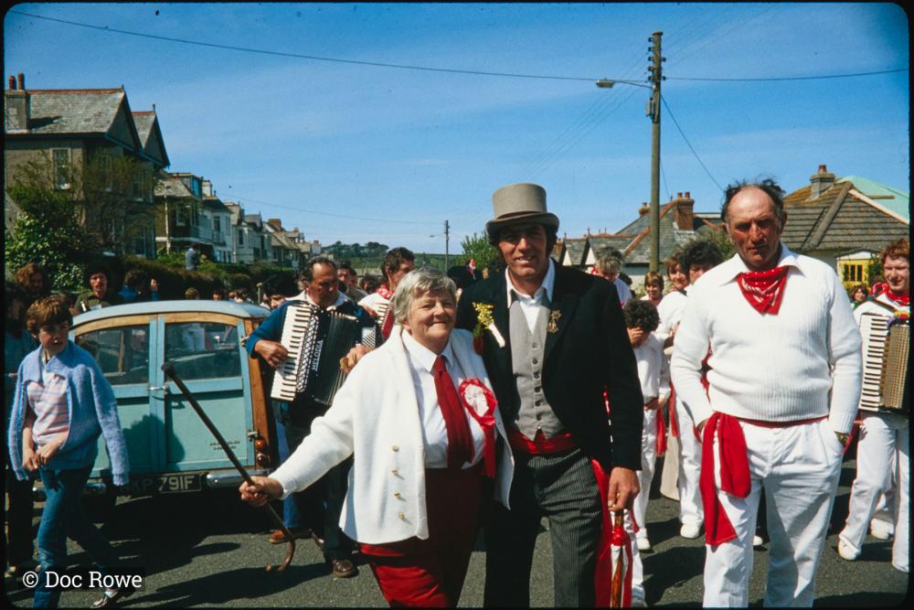 Old Oss Master of Ceremonies with man and woman, accordion players behind