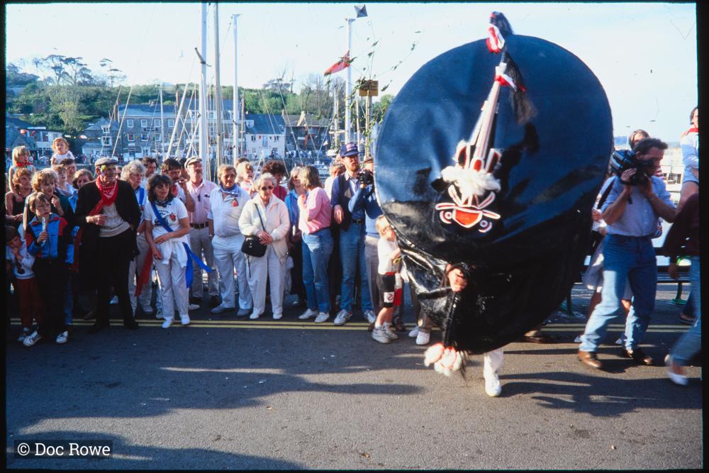 Old Oss being teased on quay in sunshine 