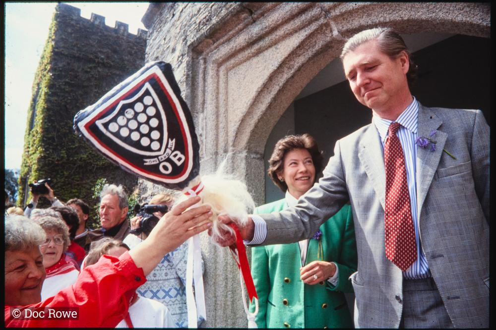 Peter and Elisabeth Prideaux-Brune greeting Old Oss