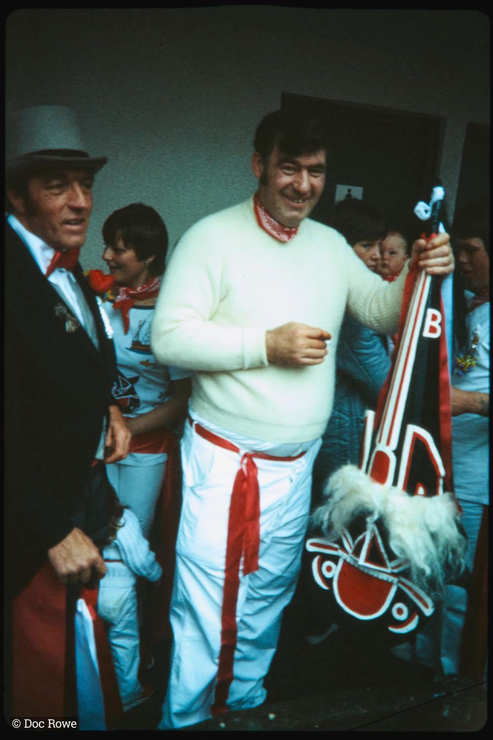 Man holding Old Oss hat 