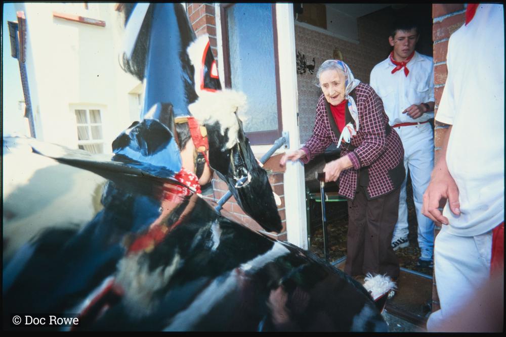 Old Oss greeting woman at her front door